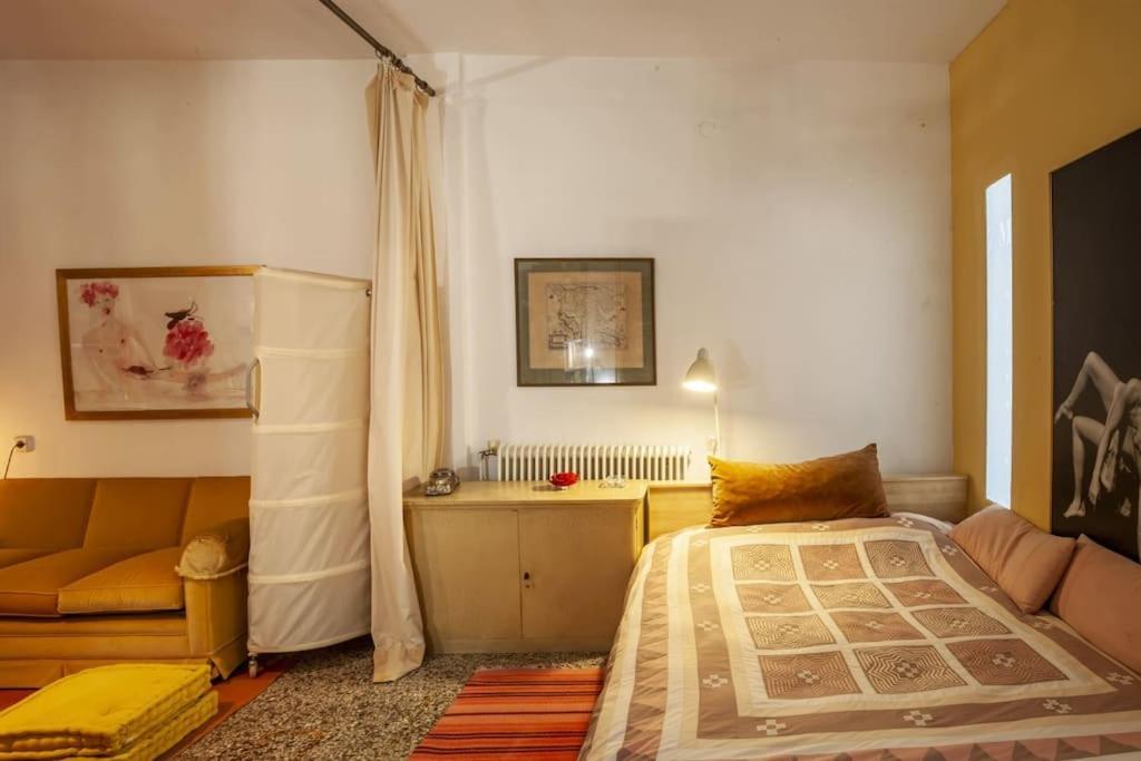 Greek Retro Decor & Wesanderson's Movies Design Apartamento Tesalónica