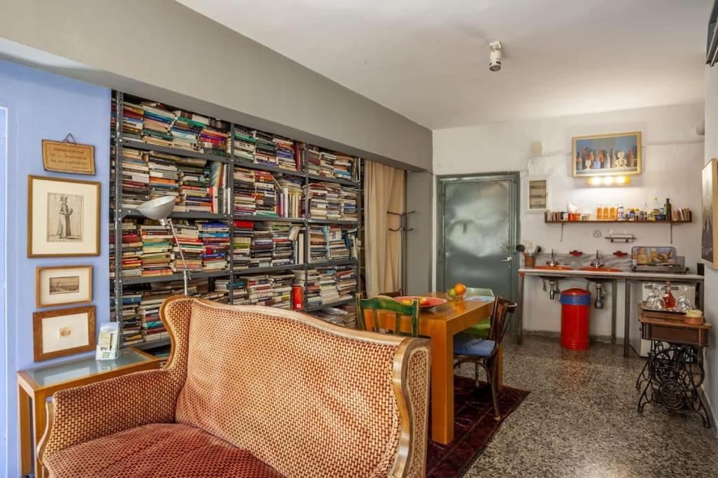 Greek Retro Decor & Wesanderson's Movies Design Appartamento Salonicco