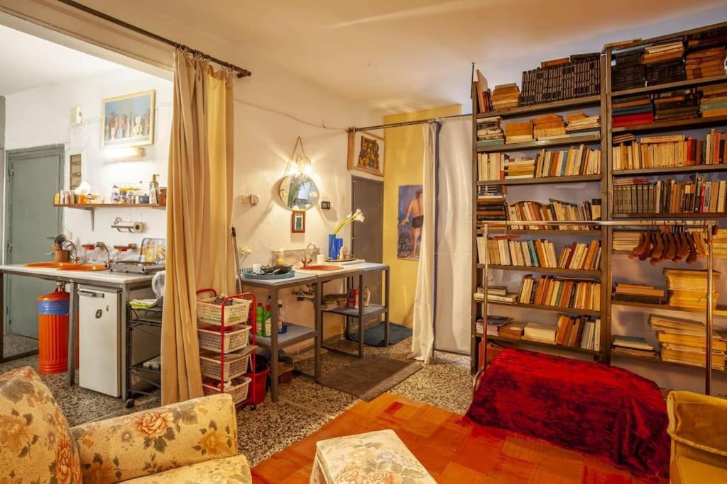Appartamento Greek Retro Decor & Wesanderson's Movies Design
